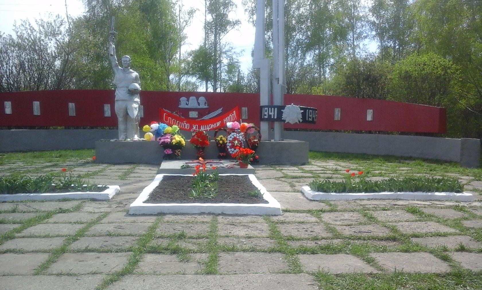 Памятник воинам,погибшим в ВОВ 1941-1945 гг. с.Новая Карьга.